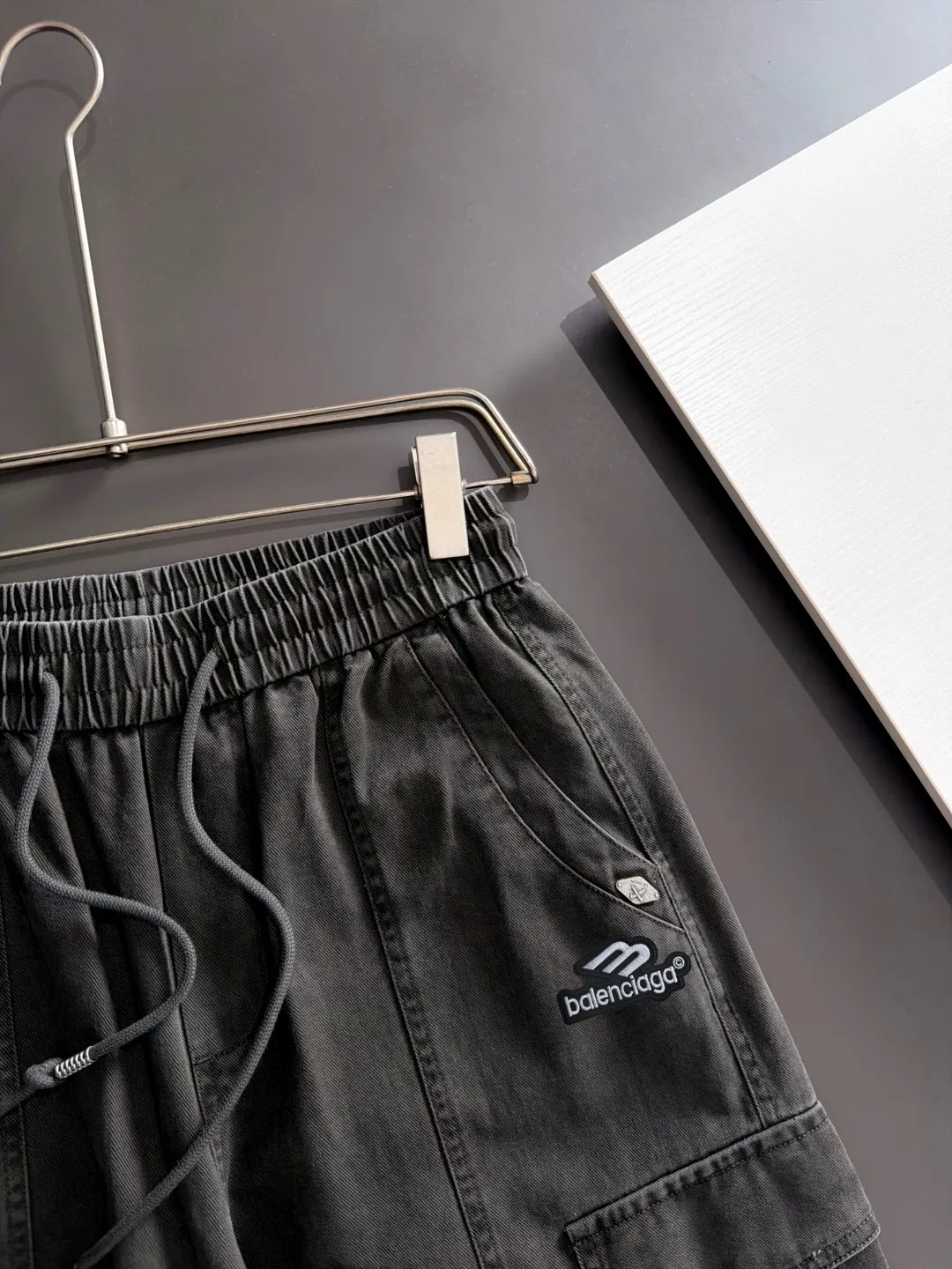 Next day shipment P195 Balenciaga High Quality 2026 Autumn and Winter New Arrival elastic band casual pants, counter-customized fabrics, Breathable, high comfort, impeccable details, brand element design concept, reflecting high quality. It feels delicate and soft! It presents a casual cut and the upper body shape is great! Sizes:S-3XL